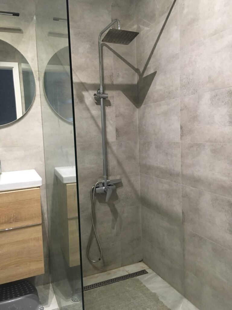 źle umiejscowiona bateria prysznicowa